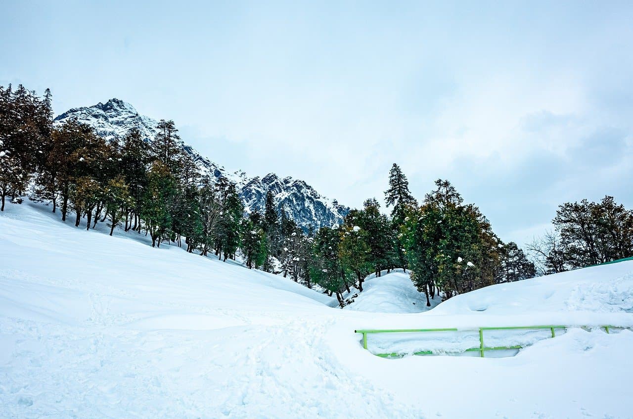snow in manali tour package
