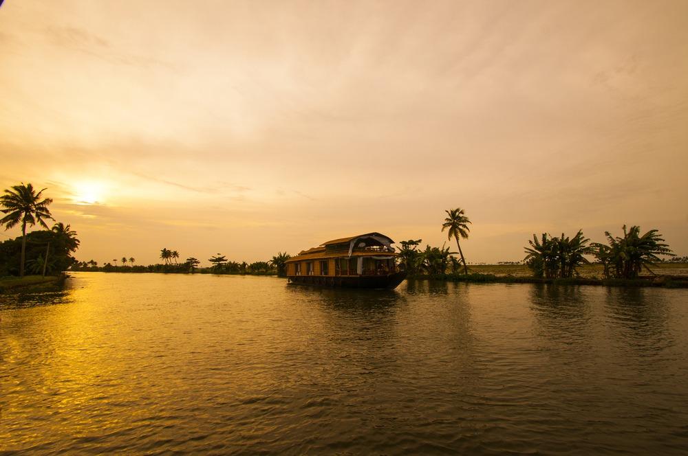 Thriling-house-boat Thriling-house-boat